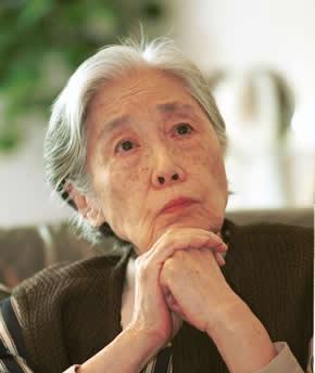 2006年，王光美病逝，临终前，她突然向女儿刘亭抱拳作揖，用尽全身力气说