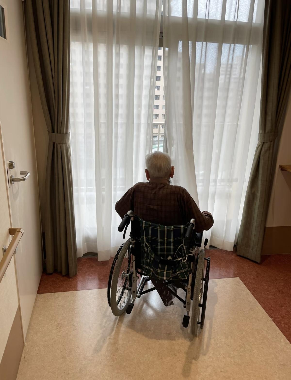 人即将离世时，真的是有预感的。朋友的爸爸93岁去世的，走的那天特别奇怪。