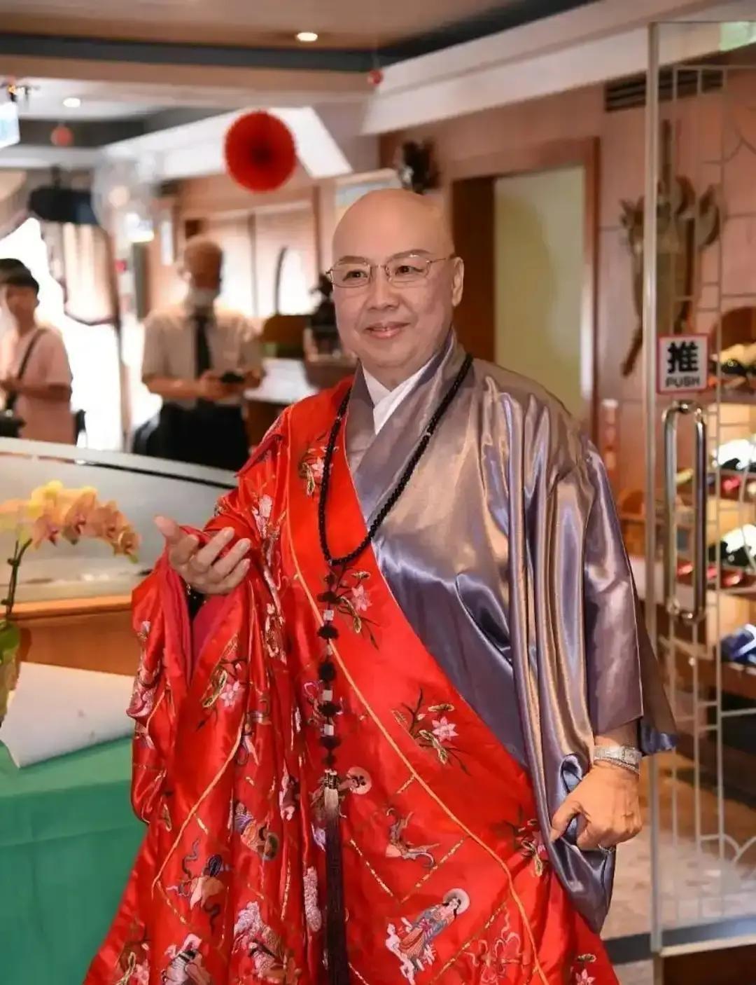 费玉清给姐姐收拾出一间禅房，草席铺得平平整整，心想出家人讲究清苦，这样总没错。