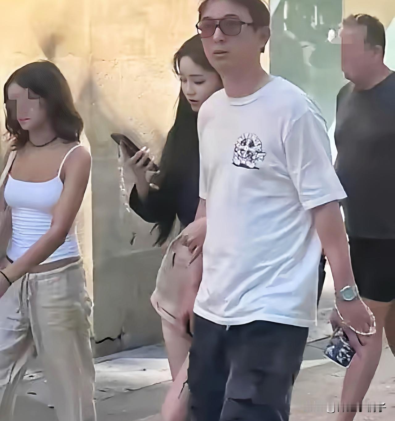 看完了王思聪追女生的路数，真别在那假清高说人家姑娘拜金，换谁上去估计都得迷糊。