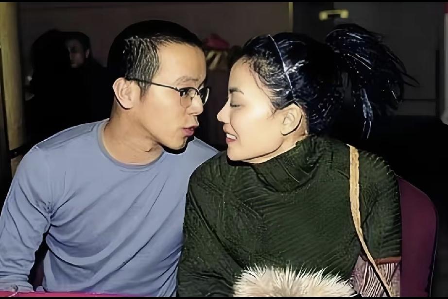 窦唯和王菲性格相近，一样的有才华，他们曾经相爱过，或许王菲爱窦唯多一点。只不过