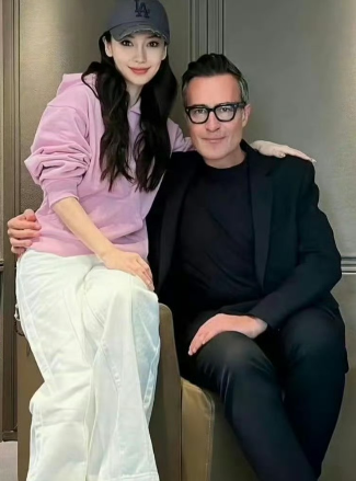黄晓明，天塌了。14日，47岁的黄晓明，冲上热搜，这一次，不是因为女友叶柯，而是