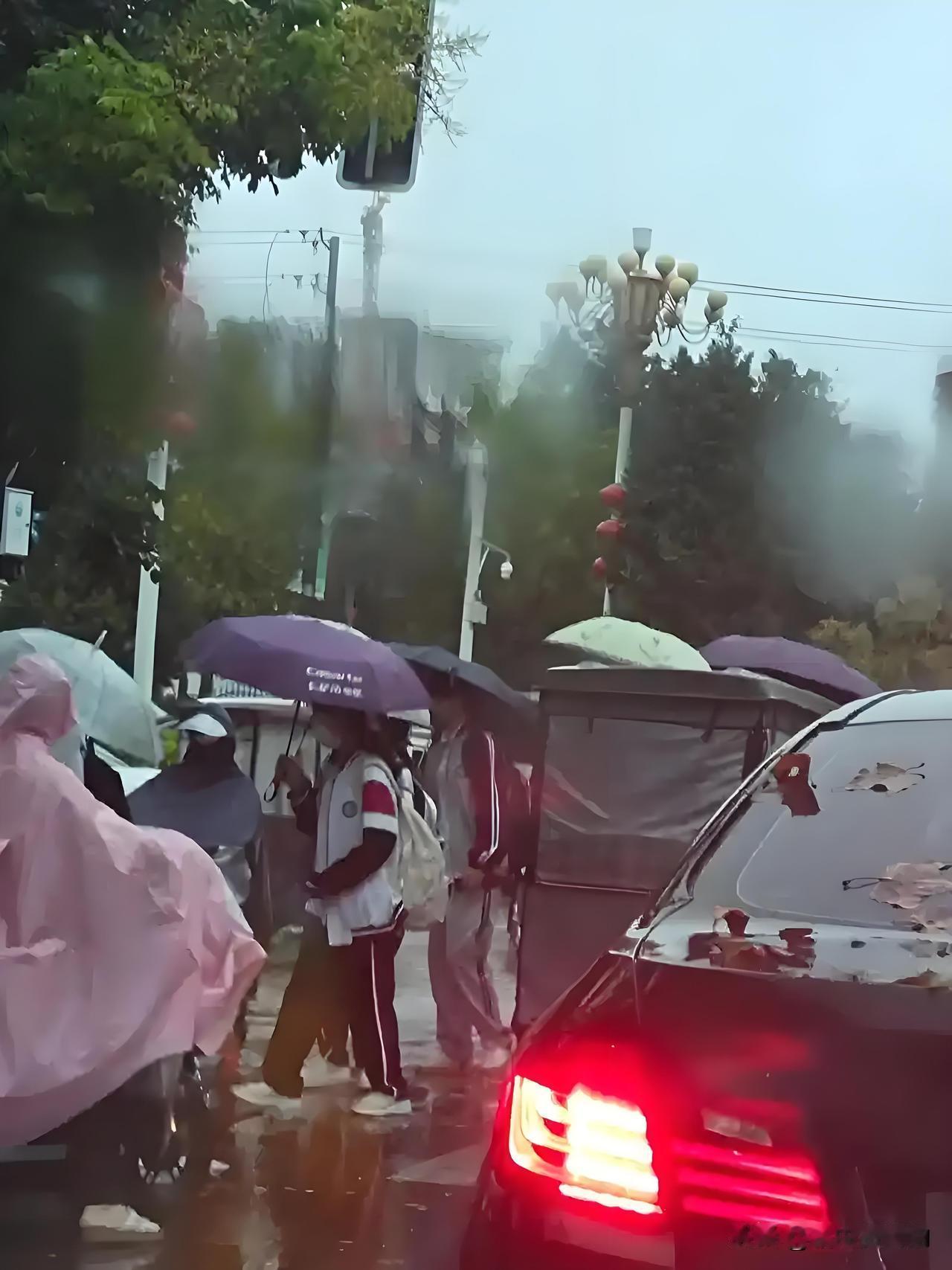 孩子请别嫌弃你的妈妈山东昨天降了大雨，接孩子的家长大多开私家车，有一个画面让