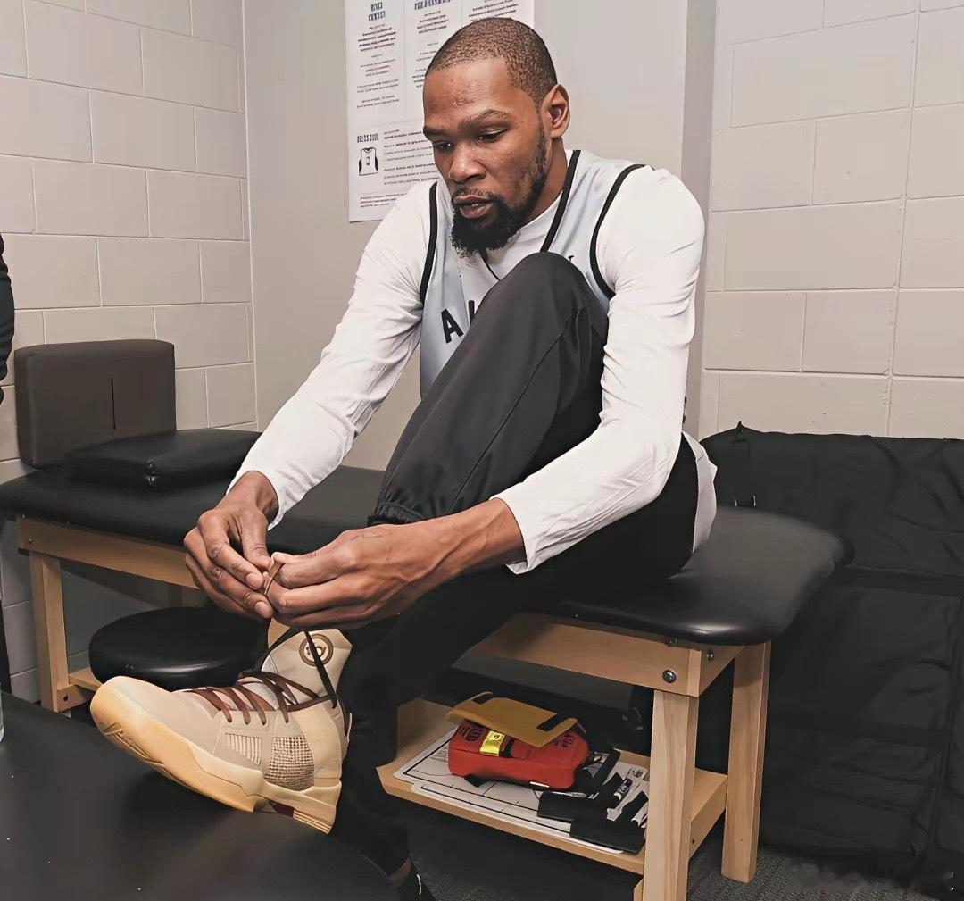 耐克签约终身合同的三位NBA球星第三位:杜兰特2007年杜兰特以榜眼身份进入NB