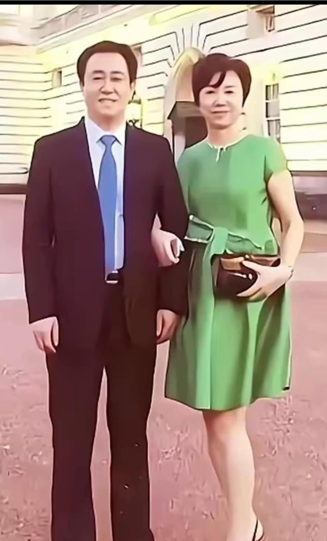 许家印一审被判无期后，远在国外的丁玉梅看到如今许家印，满头白发，白眉毛，她会有什