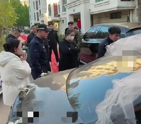 10月26日,河北几个陌生人拦婚车要红包,新娘称红包也给了,但几个人仍不依不饶,