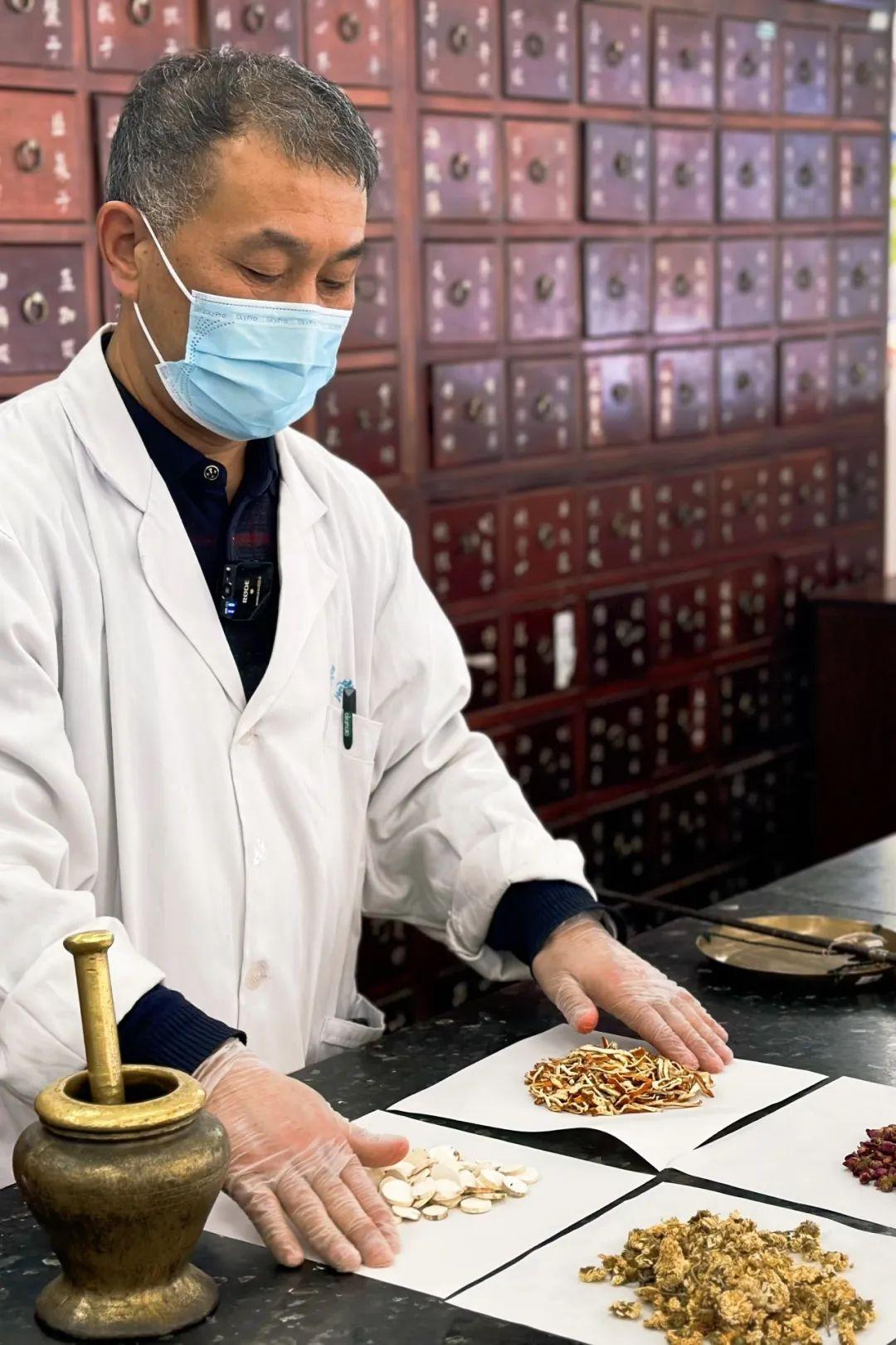 贵州，男子向好友推荐自家“祖传秘方”草药，谁知，好友按方抓药服用后，不到两小时便