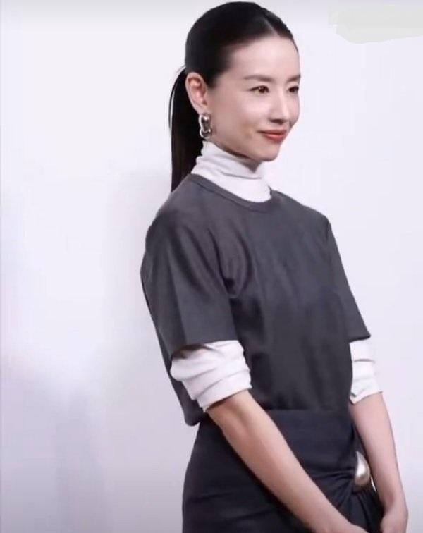 最近董洁在出席时尚活动的时候穿了一身灰色的衣服，看起来高贵又优雅。董洁如今的状