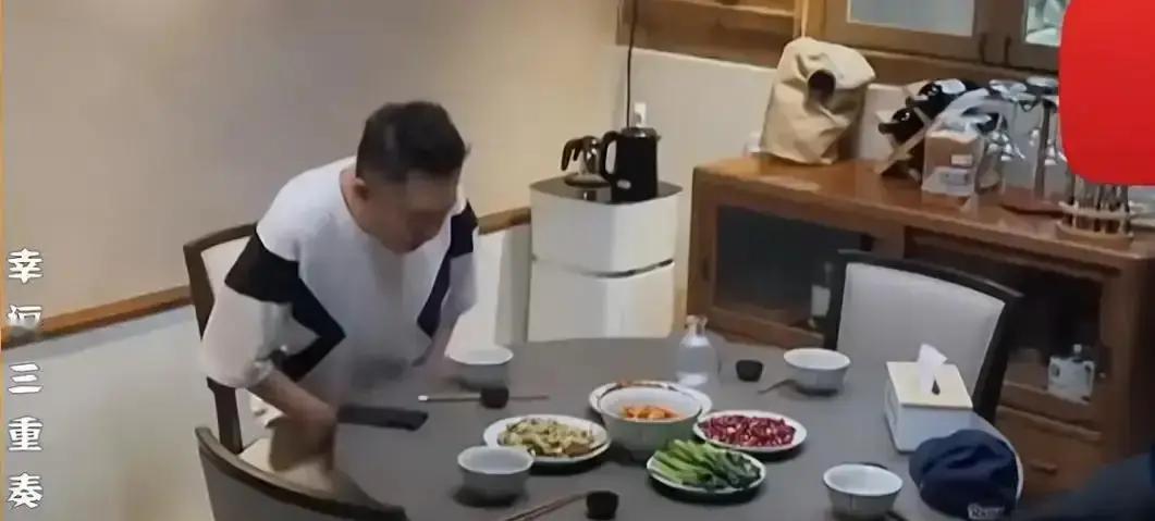 吴京趴纸箱算预算，于谦搬家惊呆全网纸箱当桌，茅台当水。吴京蹲在地上扒拉手机