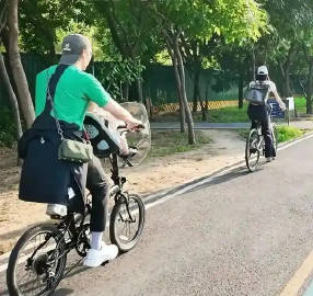 逛街偶遇陈伟霆何穗一起遛娃，陈伟霆抱娃尽显温柔奶爸范，一家三口同框好温馨有爱