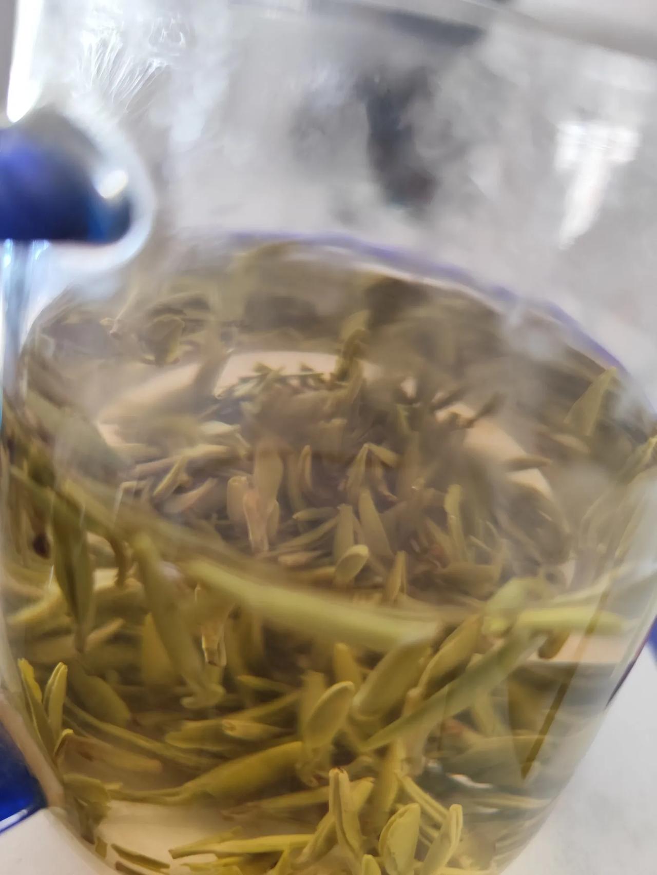 朋友拿出一瓶存了十五年的酱香白酒，没什么名气那种。他说他存了十几瓶，一直没舍得喝