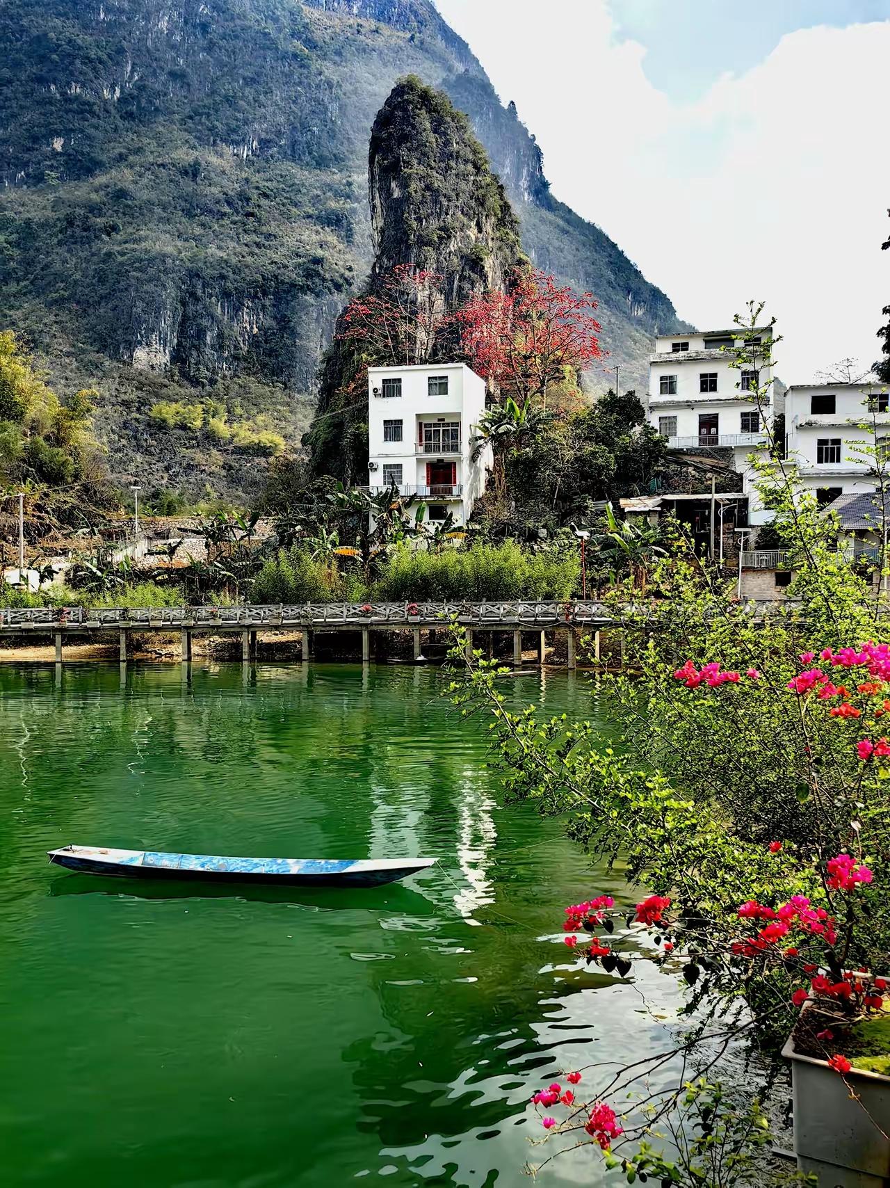 傻媳妇‖微小说村里人都管翠翠叫傻媳妇。她生得眉清目秀，眉眼温顺，本该