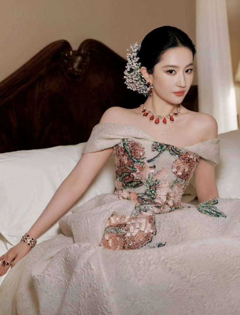 刘冲到底是惹众怒了自从上次把杂志C位给了刘亦菲后，之后举办的活动，大咖明星都