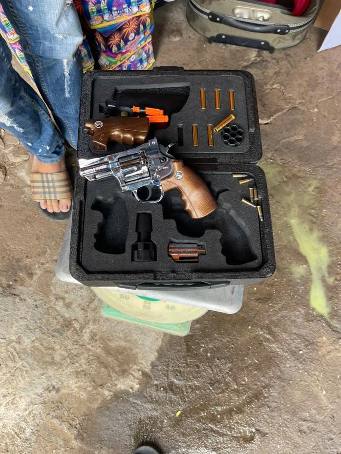 越南西宁省警察局刑事警察局决定拘留裴公孝、阮文嘉辉（同为19岁，居住在胡志明市）