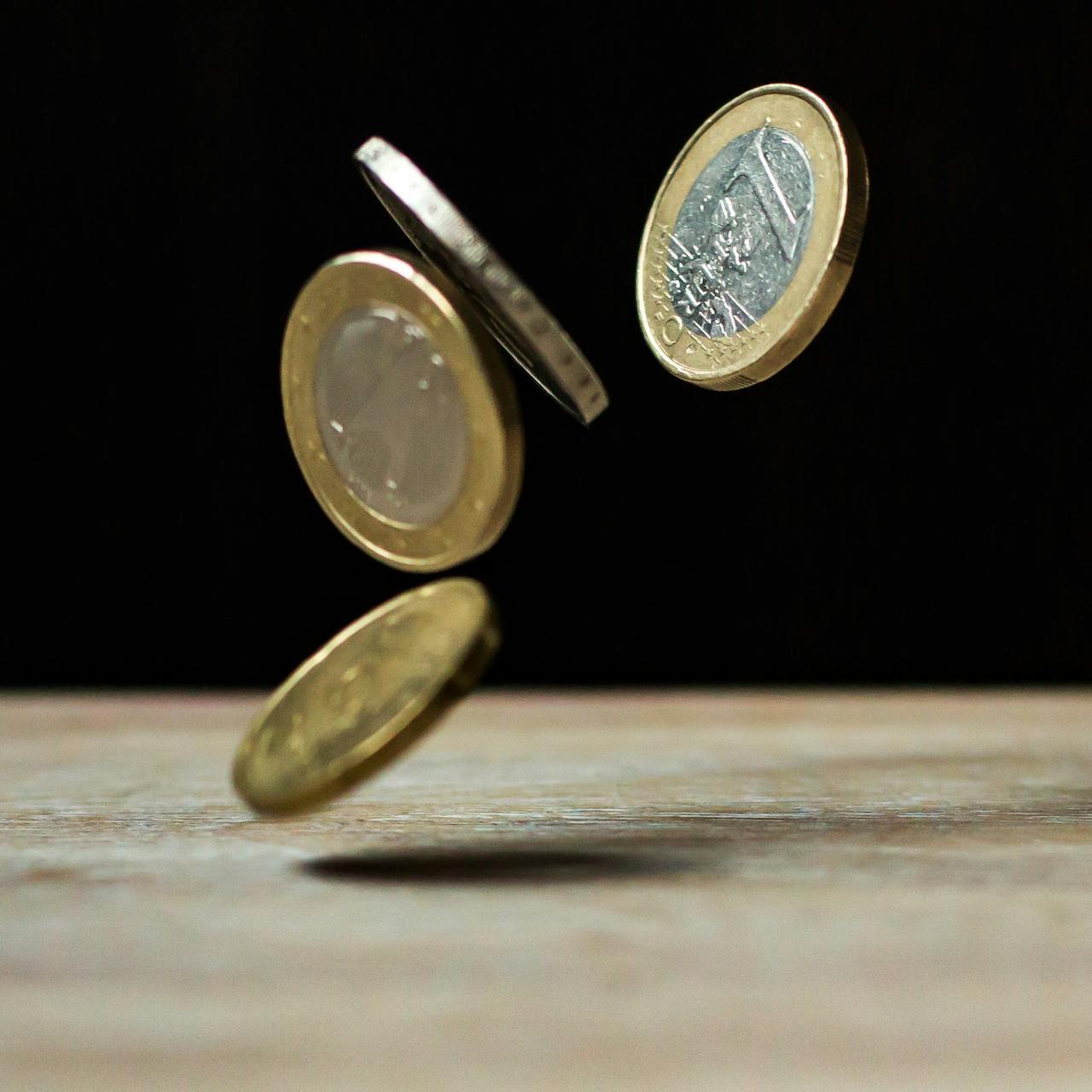 赚钱不易，有钱不要乱花，求人如吞三尺剑。丨曾仕强
