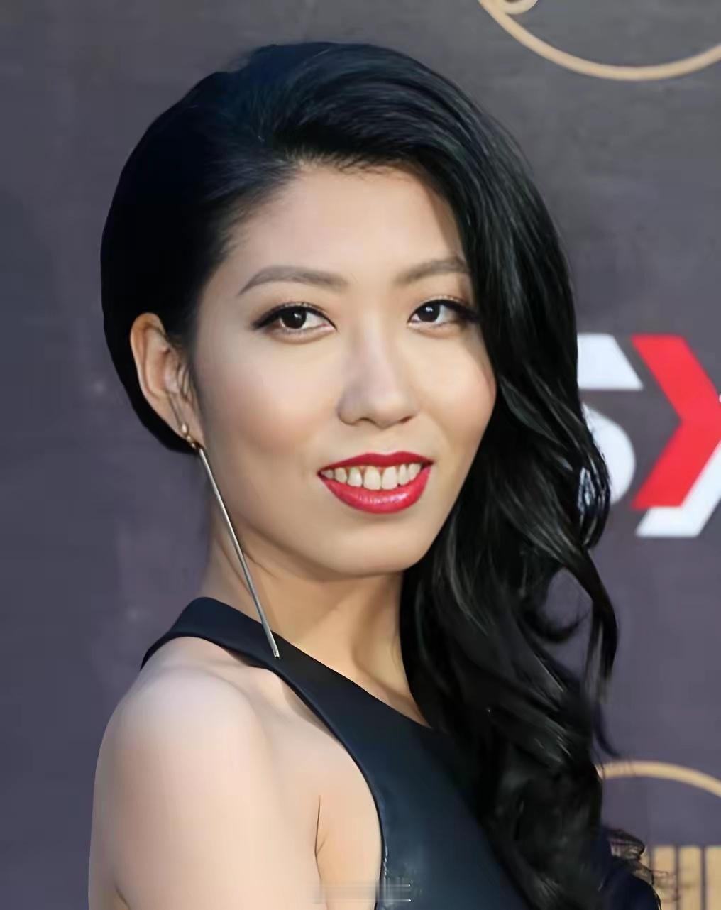 面相学真的骗不了人。不信你看曲婉婷。她颧骨高中庭长、额头高但窄，这种面相在面相学
