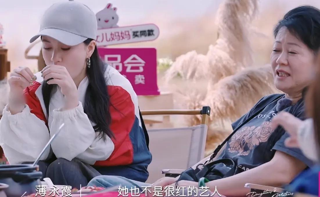 李嘉格妈妈说自己从不关注女儿的事业，因为女儿又是很红的艺人，她没必要关注，至于网