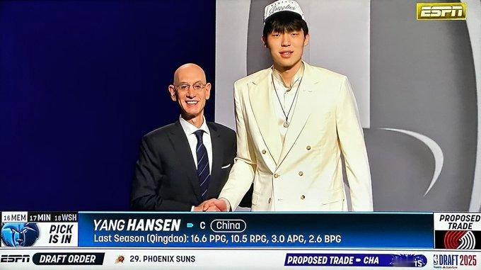 18年，6572天，我们终于又等到了中国球员在选秀夜上台。见证历史！恭喜杨瀚森！