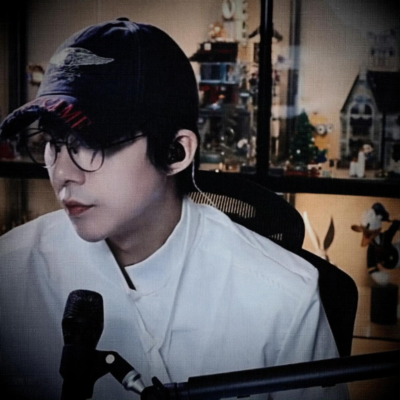 笑点里藏着烟火气久违的吃播场域里，刘宇宁的捧腹瞬间不止是笑料。镜头前大快朵颐的