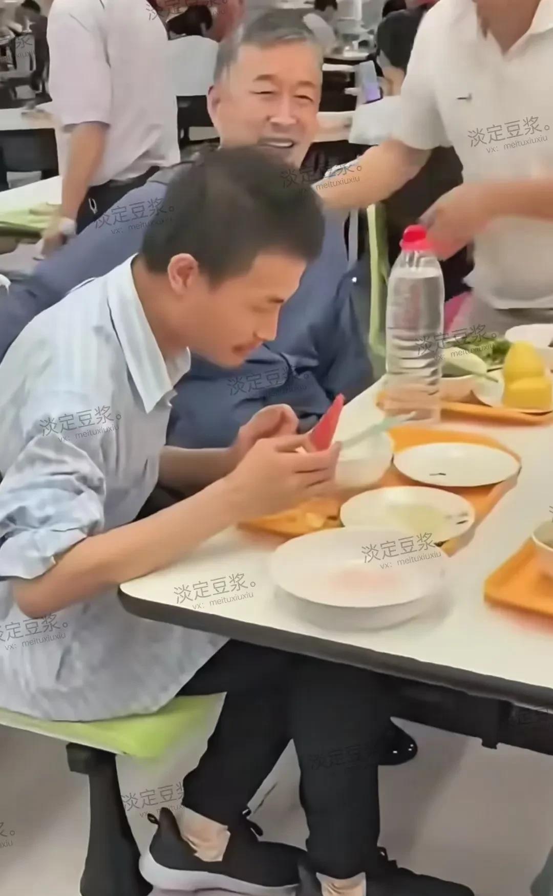 才刚看到这视频挺逗的，韦东奕在大学食堂吃饭，一群人和他轮着拍照，他很专注的吃饭，
