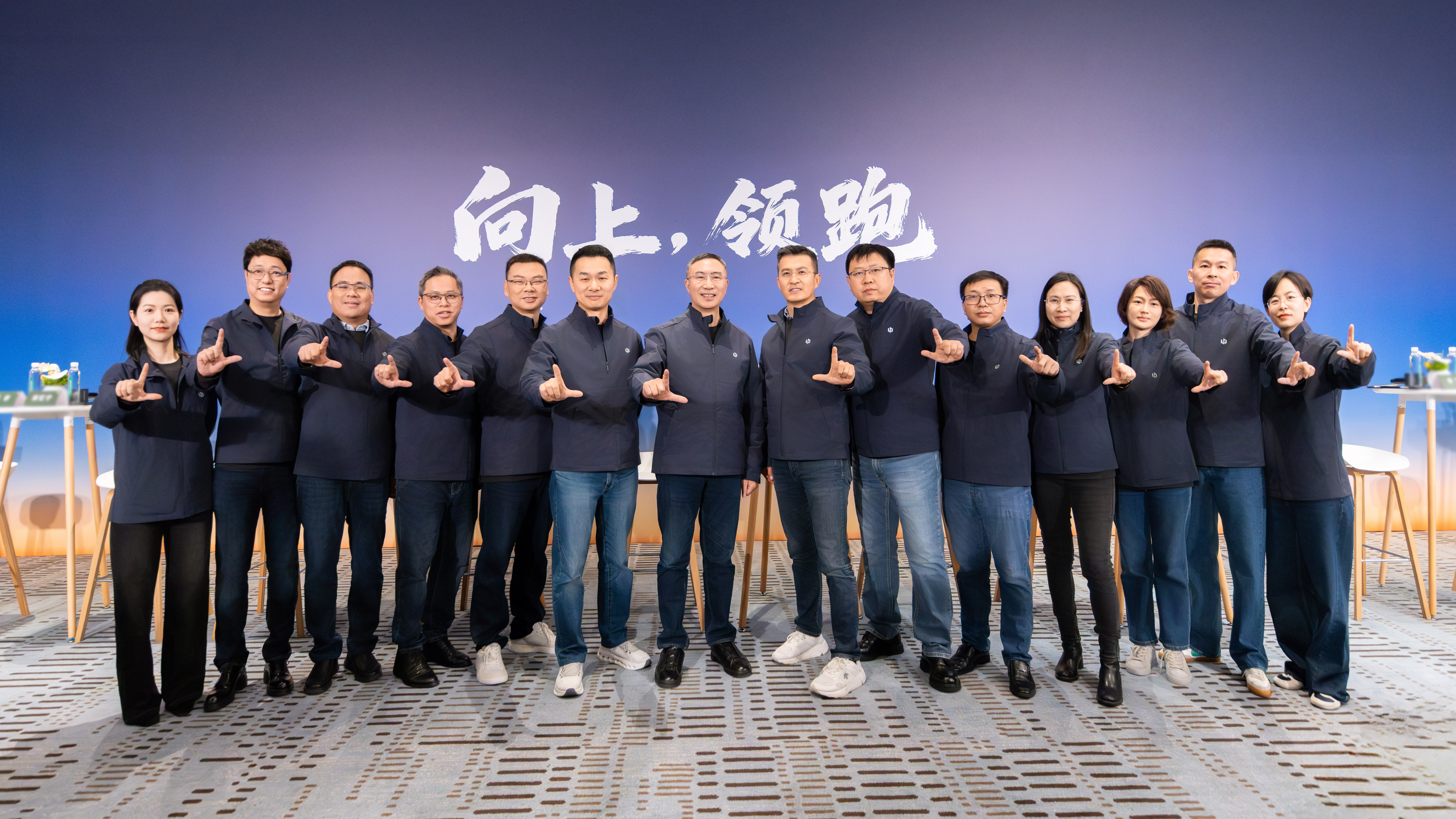 零跑十周年，朱江明带着13位核心团队亮相，简单汇总一下这次沟通的核心信息：1