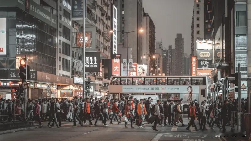 香港人越来越多回内地养老，这现象背后原因不少。据2025年香港立法会《数据透视》