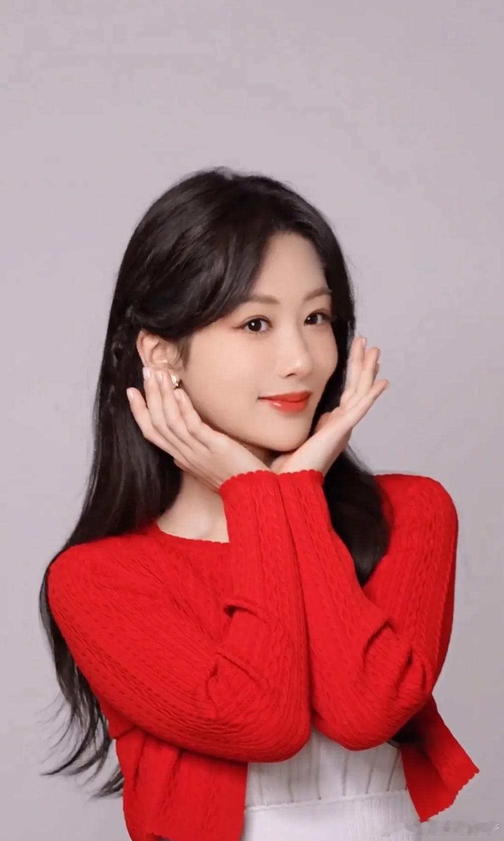 1、曹骏自从演了《无忧渡》之后人气就一直挺高，他前阵子的金发造型让网友眼前一亮，