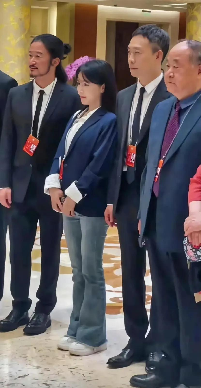 李子柒也是出息了，这张合影可以吹嘘一辈子了吧！看看旁边都有谁，都是大佬啊，有吴