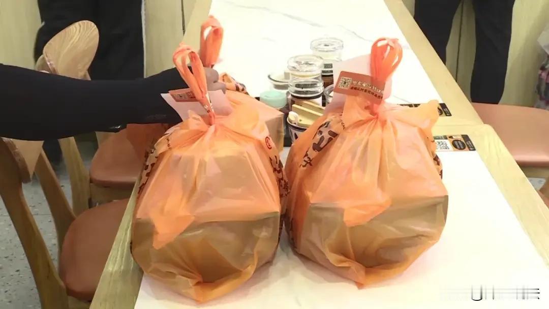 广西南宁，男子查看监控后发现外卖被老人拿走，气愤之下竟将未打码视频发出，致多人谴