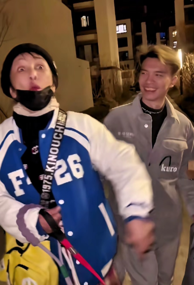 李勤勤也太搞笑了吧，她说有次去儿子家，由于她戴着口罩，穿着也太随意，被门口的保安