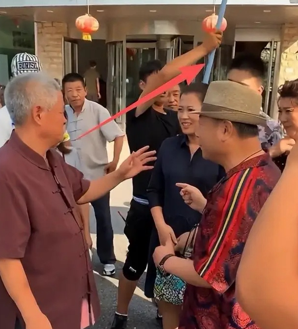 68岁赵本山现身龙泉山庄，穿枣红色中式衬衫踩一双皮鞋，看着挺像文化人现在的赵本