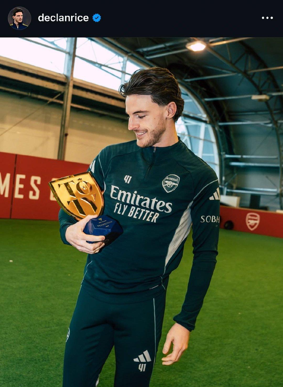 赖斯ins发文，庆祝自己入选EASPORTSFC年度最佳阵容。✅✨🗣️“年