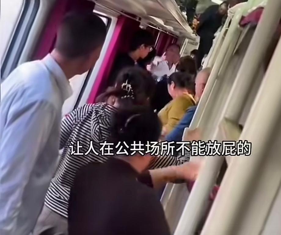 “噗——”一声响亮的屁声，猝不及防地在卧铺车厢里炸开。正是饭点，不少人正埋着