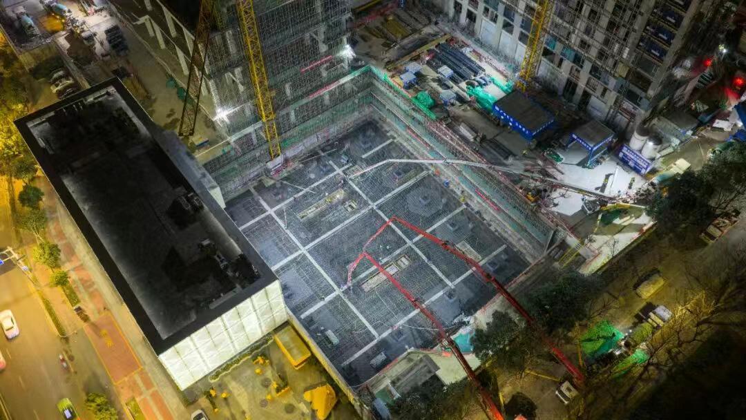 日前，随着最后一方混凝土顺利入模，西安高新区荣民高新壹号1号楼基础筏板大体积混凝