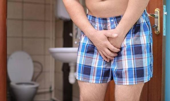 男子夜尿增多，原因竟是肾功能损伤！医生：这4行为不要做肾脏作为人体过滤和