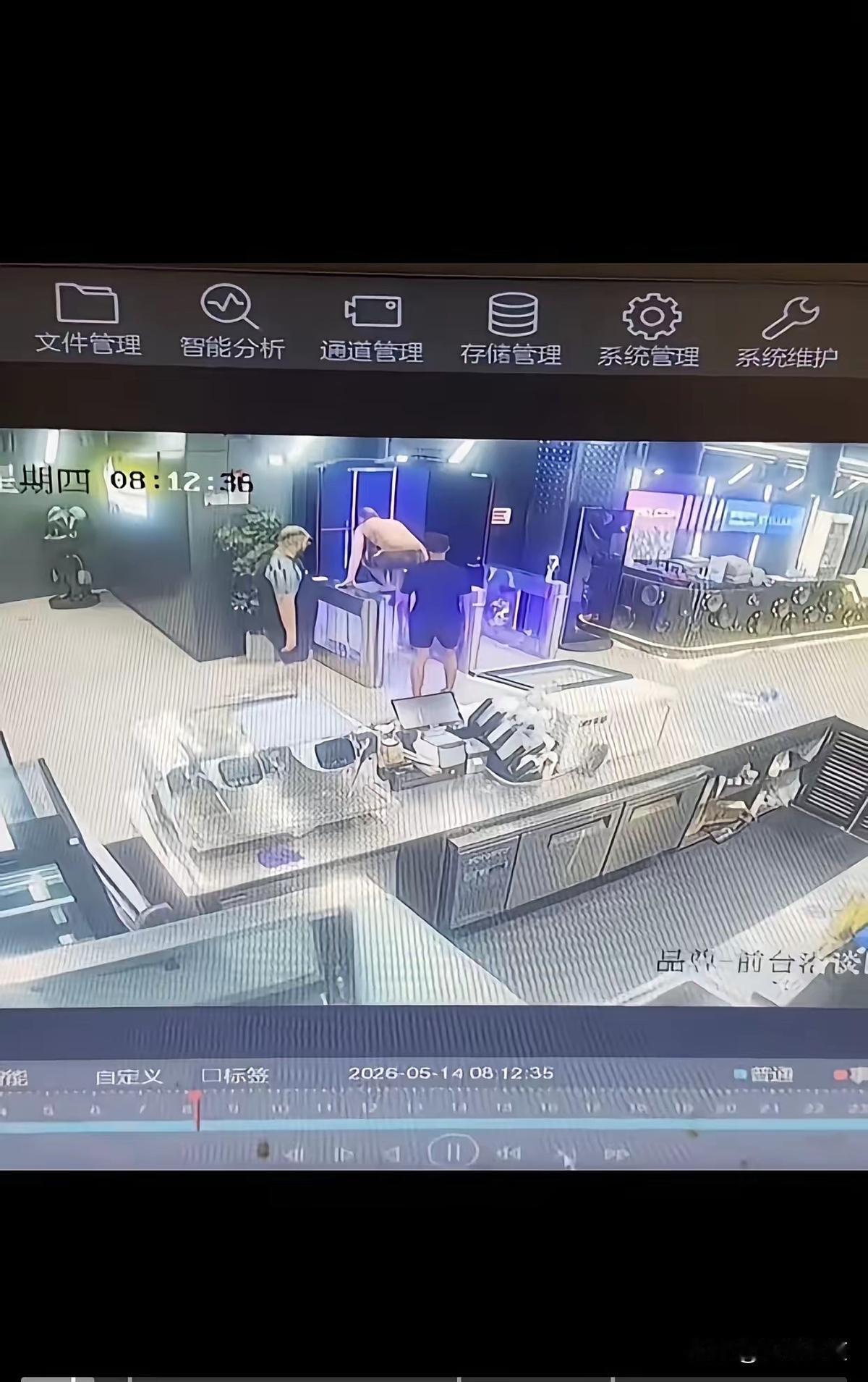 太嚣张！上海四个外籍男子暴力撬锁闯入私人健身房，不抢超市不偷商店，居然专门“零元