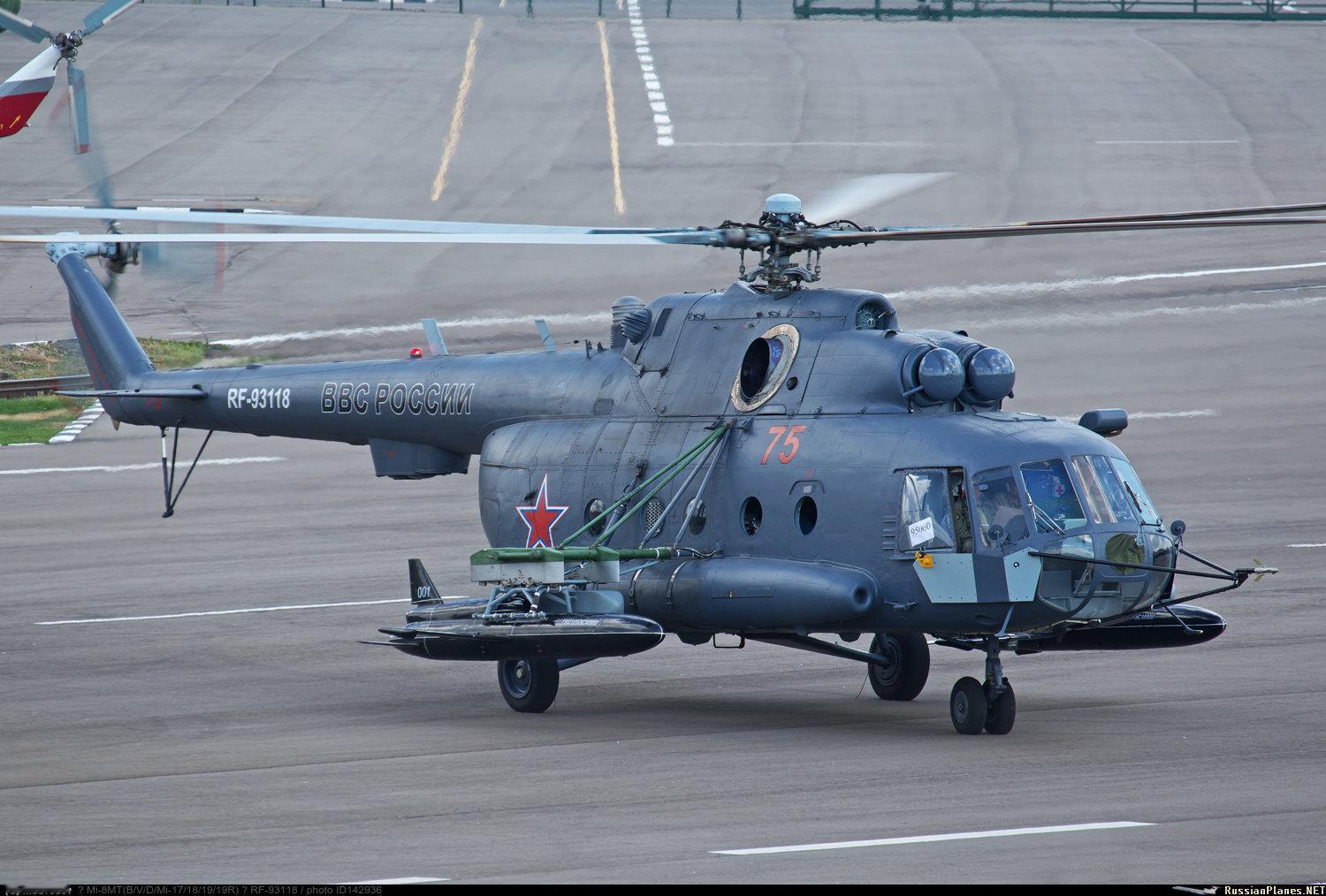 Mi-8MT直升机在测试期间携带两个M5M91“Dan-M”无人机模型。#烽火问鼎计划#​