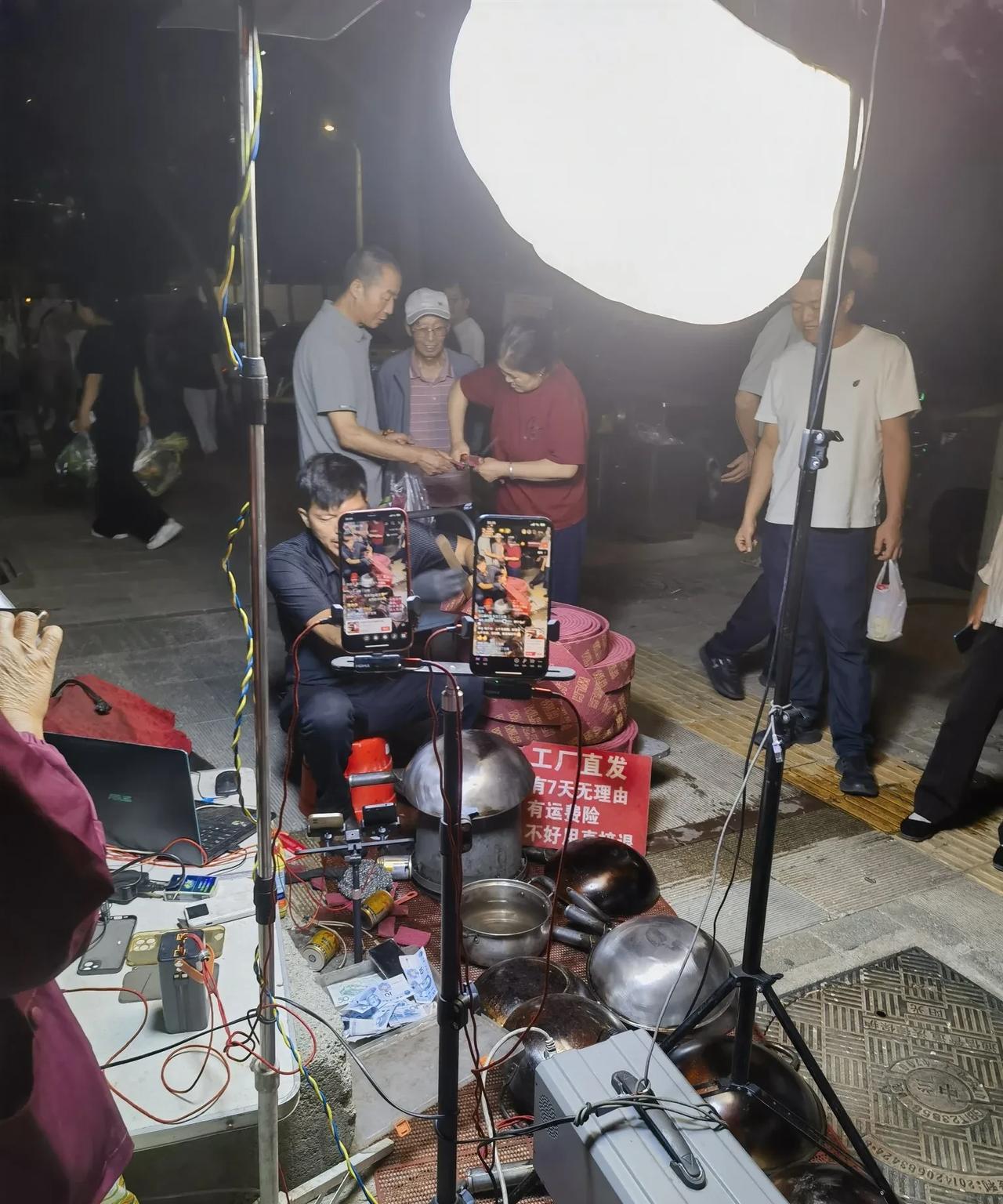 兰州南河道上，他的直播间，足以碾压甘肃一大批公家的直播间。昨晚八点多，兰州南河道