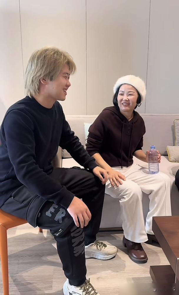 这流量啃得是真下嘴啊？刚认亲时那股子青涩劲早没影了，现在顶着个妈见打的发型直