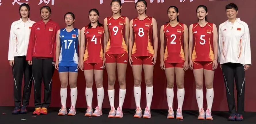 中国女排在比赛前夕，排协主席赖亚文带领部分女排姑娘，出席了一个有关战袍的活动