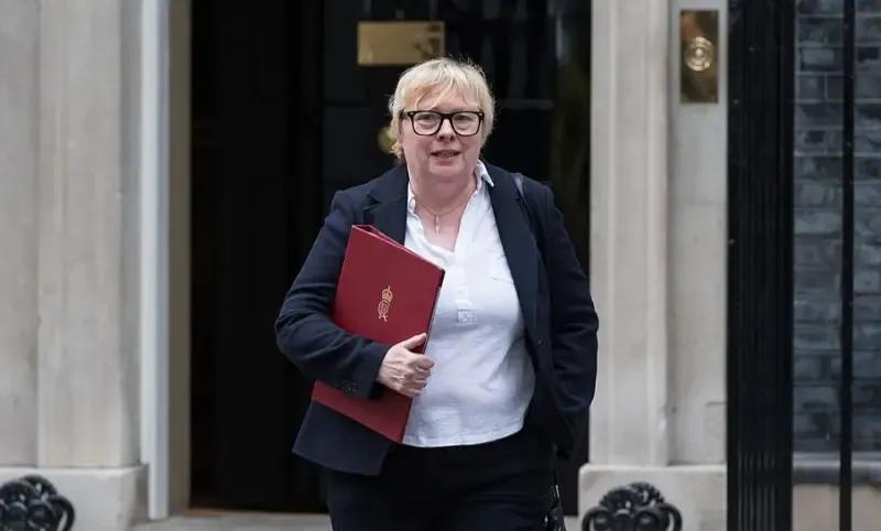 英国环境大臣安吉尔·伊格拉要求民众存水存稂，特别是家家户户都要存罐头。安吉拉