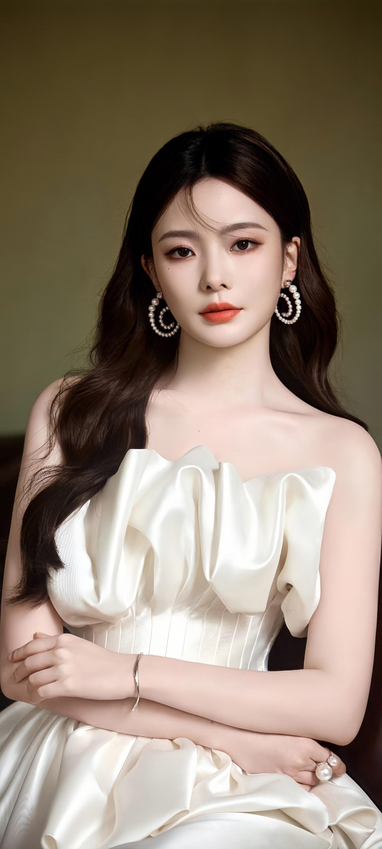 陈卓璇缎面裙美到失语！内娱贵气风还有对手吗🔥家人们速来！陈卓璇这组缎面裙美