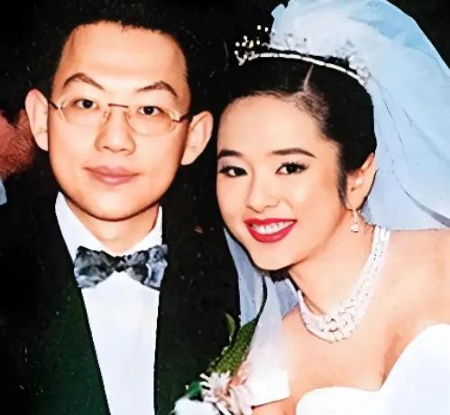 1995年，叶蕴仪拒绝了苦追她三年的林志颖，转身嫁给了千亿富豪的陈柏浩，婚后的第