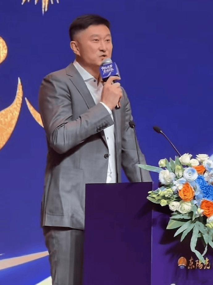 杜锋: 希望新赛季取得最优异成绩, 然后下班再一起快乐快乐