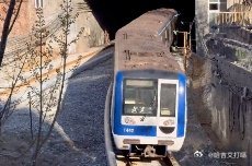 凤凰新闻【全国首个“地铁穿楼”，在北京！附打卡攻略】你知道吗？其实北京也有地铁穿