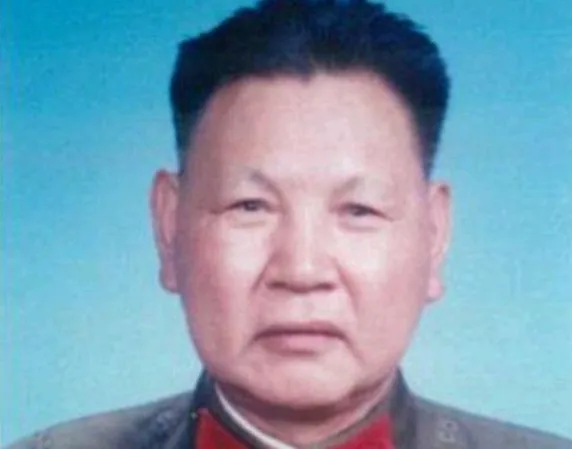 1945年3月，一名战士趴在小山坡上瞄准日军。日军走近，他喊道：“班长，打吧，日