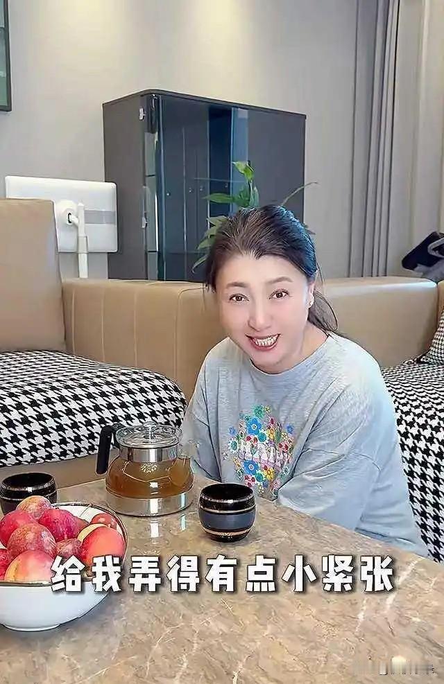 闫学晶全家搬三亚！豪宅内和儿子谈心，孙子很可爱儿媳漂亮像明星。这是闫学晶首次晒出