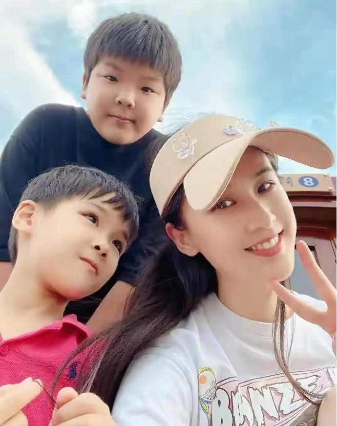 黄圣依很坦率地说：“我这俩孩子，基本上都是我自己辛辛苦苦带大的，婆婆没怎么帮过忙