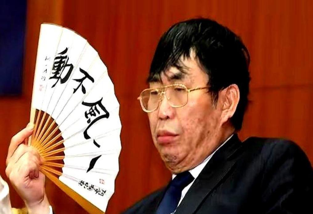 2013年，直肠癌第四期，医生说想活就别碰酒。聂卫平回家把整柜茅台全送人，一滴不