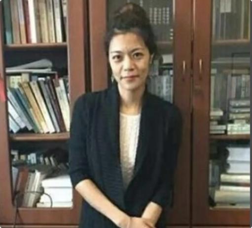 复旦大学陈果说："没有任何一个男人会在自己深爱、敬重的女人面前，变得敷衍、冷漠、